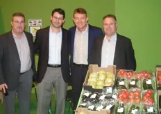El personal de NURTURE junto a su director, en el centro, José Manuel Escobar, promocionando sus frutas y verduras ecológicas.