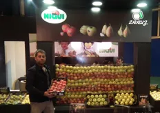 Arturo Illescas de Niqui mostrando sus manzanas. Su objetivo principal es actuar como un enlace eficiente y positivo en la cadena de distribución de frutas y hortalizas frescas.