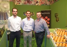 El cuerpo técnico de OPENAGRO promocionando sus kakis y kiwis cultivados en la provincia de Valencia y comercializados bajo la marca Actinis.