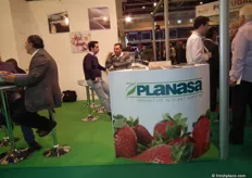 Stand de Planasa, promocionando sus nuevas variedades de plantas para frambuesa y ajos.