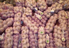Ajos morados de las Pedroñeras en mallas y con el distintivo de denominación de origen, en el stand de IGP AJO MORADO DE LAS PEDROÑERAS.
