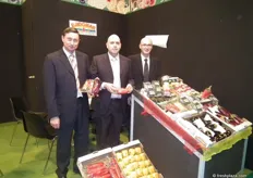 J.Antonio Baños, Rafael Roldán y Ernesto González, de Ejidomar, mostrando sus verduras de El Ejido (Almería).