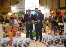 Antonio Román y José Miguel Fresneda de Agroponiente en el 25 aniversario de la empresa, promocionando sus hortalizas de Almería. Son positivos en su primer año en Fruit Attraction. La compañía ha alcanzado el 100% de la comercialización mediante control biológico.