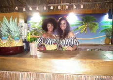 Estas dos chicas estuvieron sirviendo zumo de piña y piña colada en el stand de FRUNET, decorado al estilo HAWAY.