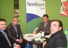 Sebastián Torres y Luis Montañés, de Benihort,junto con dos clientes. Benihort grup estuvo promocionando las alcachofas de Benicarló, su producto estrella.