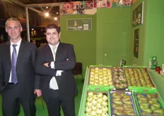 Carlos San Adrián y Juan Miguel Artazcoz, del Grupo AN, promocionado sus manzanas y peras frescas de Navarra y del Valle del Ebro