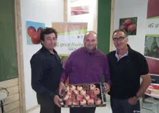 Directiva de Grup Fruiter promocionando su fruta de hueso de Benissanet (Tarragona)