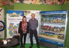 "Gorka Cirauqi (derecha), de Huerta de Peralta, promocionando su línea de ensaladas y verduras frescas envasadas bajo la marca "el huertico"