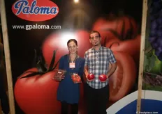 Stand del Grupo Paloma con Paloma Herández, promocionando sus tomates, uvas y granadas que desarrollan desde el nacimiento de la planta en sus propios viveros.