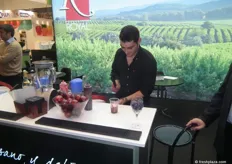 El maestro coctelero Óscar Gutiérrez nos muestra cómo prepara deliciosos coktails a base de berries y pluots de ROYAL.