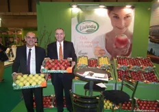 Alberto Bosch y Carlos Rodriguez, de Nufri, promocionando las dos variedades de manzanas de la marca Livinda. Después de una gran inversión esperan triplicar la producción de estas manzanas en dos años.