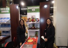 Joselyn Villabos Salas y Siany Villabos Salas, de Agropecuarios Visa, exponiendo en el pabellón de Costa Rica.