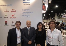 Jose Carlos Bertolotti, de Citromax; Juan Luis Fernandez, de Instituto De Dessarollo Productivo De Tucuman; Virginia Avila, también del Instituto, y Luís D'Andrea, en el pabellón de Argentina. Est parte del pabellón estuvo dedicada a las empresas de la región de Tucumán, quienes promocionaron sus cítricos y arándanos.
