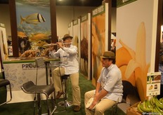 Varios músicos amenizando el evento en el pabellón de Costa Rica.