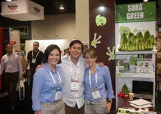 Marcia Noland, Fabián Solano y Natalia Piza, de Surá Green, Costa Rica. Sura Green está a punto de lanzar su propia marca de etiqueta privada para bananas de carbono neutral.