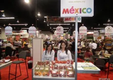 Susana Figueroa y Andromeda Castillo de Amphac, promocionando las hortalizas de México.