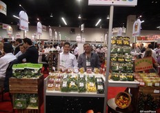 Stand de La Reyna en el pabellón de México, promocionando su gama de productos orgánicos de México.