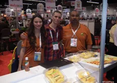 Lila Rivera, Manuel Rivera y Hugo Miguel, de Cut Pack, proveedores de mango y piña cortada de México.