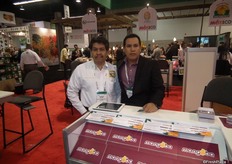 Sergio Bautista Blanca e hijo presentando su nueva marca Mangoba, mediante la cual distribuirán sus mangos a los EE.UU.