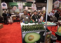 Alan Garcia y Roberto Madrigal, de Aguacates JBR, en el pabellón de México.