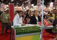 Jules Treville, de Citrícola Couturier, promocionando sus limas mexicanas.