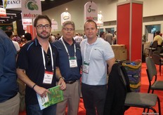 Shaun Black, de Sunterra, con Ricardo Moral Tricar Sales y Thomas Dunavy, también de Sunterra, en el pabellón de México.