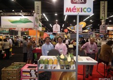 Arnoldo Curiel, de Sunrise Produce, con Emilio García, de Grupo Agrícola Martínez, en el pabelló de México.