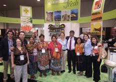 Stand de Agexport y Guatemala Fresh, junto con nativas mayas. De Izquierda a derecha: Mana Batres (Inversión en Guatemala), Fernando Cabarrus (Logidoc), Rodrigo Guevara (Trade Ilanda Ávila, Isabel Zil (Cooperativa Mujeres Quatro Pinos), Regina Espana (Agexport), Rodolfo Rivera (Presidente de Agritrade), Victoria Arrcaga (Cooperativa Mujeres Quatro Pinos), Mónica Figueroa (Agexport) y Astrid Juárez (Deinsa).