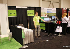 Willem van Bork, amigo del fundador de tacler André van der Wiel, mostrando tacler a los visitantes del PMA.