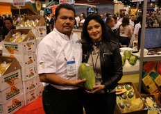 Stand de Chulavista Papayas, con Lorena Ramos y Luis Anguiano.