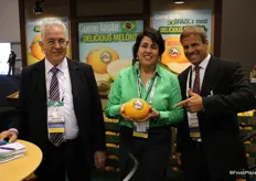 Carlos Prado, Adriana Prado y Rodrigo Lima mostrando su excelente melon Rei.