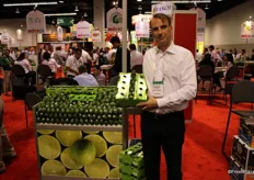 Andreas Schindler, de la marca Don Limon, mostrando su limón persa de México.