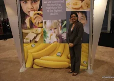 Mónica Molineros, commercial de la bananera Favorita de Ecuador. Detrás pueden verse las empresas multinacionales, Favorita es la más grande exportadora de bananos de Ecuador.