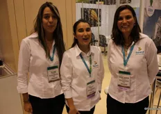 Maria Teresa Velásquez (derecha), de Banacol, con Juliana Fernández y Natalia Henao (izquierda).