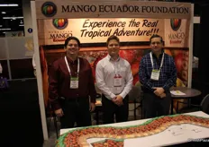 Johnny Jara, Director Ejecutivo de la Fundacion Mango Ecuador, Bernardo Malo, presidente del MEF, y un visitante de Nueva Zelanda - Dwayne Pitman - entre ellos.