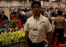 Lucio Valle Varela, de Agrocosco, mostrando los Choyotes, tomatillos y otros productos exóticos.