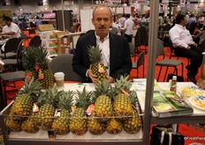Víctor Vázquez, de Tabafresh, representando algunas marcas differentes de piña: Golden Crown, Forbiden Treasure, Honey Secret, Celebration Gold, Tabafresh Pineapple, Golden Passion, Costa, Malibu y Deli.
