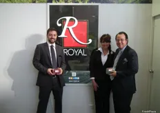 Diego Pozancos y Alexander Koch, del departamento de ventas de ROYAL, promocionando la recién iniciada campaña de arándanos de Marruecos.