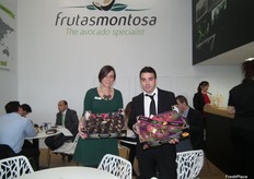 Lucía Polo y Federico Montosa en su stand de Frutas Montosa, de Vélez-Málaga, presentando sus aguacates Hass y mangos españoles. También expusieron su propio guacamole con un 95% de aguacate, sin conservante ni colorantes añadidos, gracias a un sistema de alta presión utilizado para su envasado.