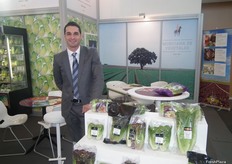 Miguel Sanmartín en su stand de Murciana de Vegetales, promocionando todas las variedades de lechuga que producen en la huerta de Murcia.