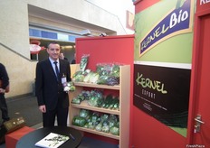 Ian Claydon en su stand de Kernel Export S.L., promocionando su marca de productos ecológicos y su especialidad, las miniverduras. En la foto nos muestra el pack de coliflores baby.