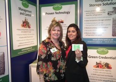 Stand de Fresh Pod, del Reino unido, con Rocío Jiménez (izquierda), responsable de relaciones comerciales en España, junto a su compañera. Fresh Pod es un novedoso producto eficaz en la absorción de gas etileno en frutas y verduras.