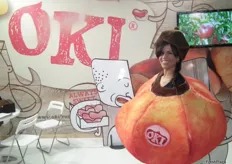 Este simpático paraguayo marca OKI invitó a los visitantes a conocer las ventajas de la fruta de hueso de Lleida en su stand de OKI.