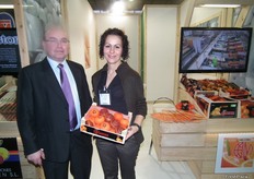 Federico Tarazona, Director Comercial de Exportadora d'Agris d'Alcanar, y Remei Cano, mostrando sus cítricos de Tarragona con la marca MONTSIA