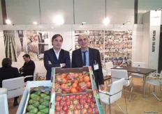 Directivos de Nufri, exponiendo un año más en Fruit Logítica sus manzanas y peras de Lleida.