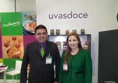 Alfredo Miralles, gerente de Uvasdoce y su Directora Comercial Estrella Miralles en el stand de Uvasdoce, promocionando las uvas envasadas sin semillas de Alicante.