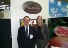 Teresa Agulló, Directora de Calidad de Alcudia Export S.L., de Elxe (Alicante) junto con su cliente italiano Fabio.
