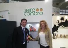 Carolina Santamaría y Alejandro Peiró Camaró, Director Comercial de Peiró Camaró, promocionando en su stand los cítricos valencianos en plena temporada.