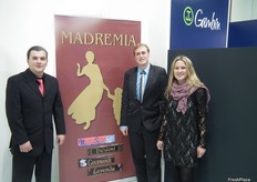 Carlos Sancho, en el centro, junto a sus compañeros, representando el stand de Madremia, empresa productora y exportadora de cítricos ubicada en Canals.