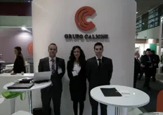 Sergio, Olga e Iván Martínez, en el stand del Grupo Caliche,de Murcia, promocionando sus servicios de logística y transporte.
